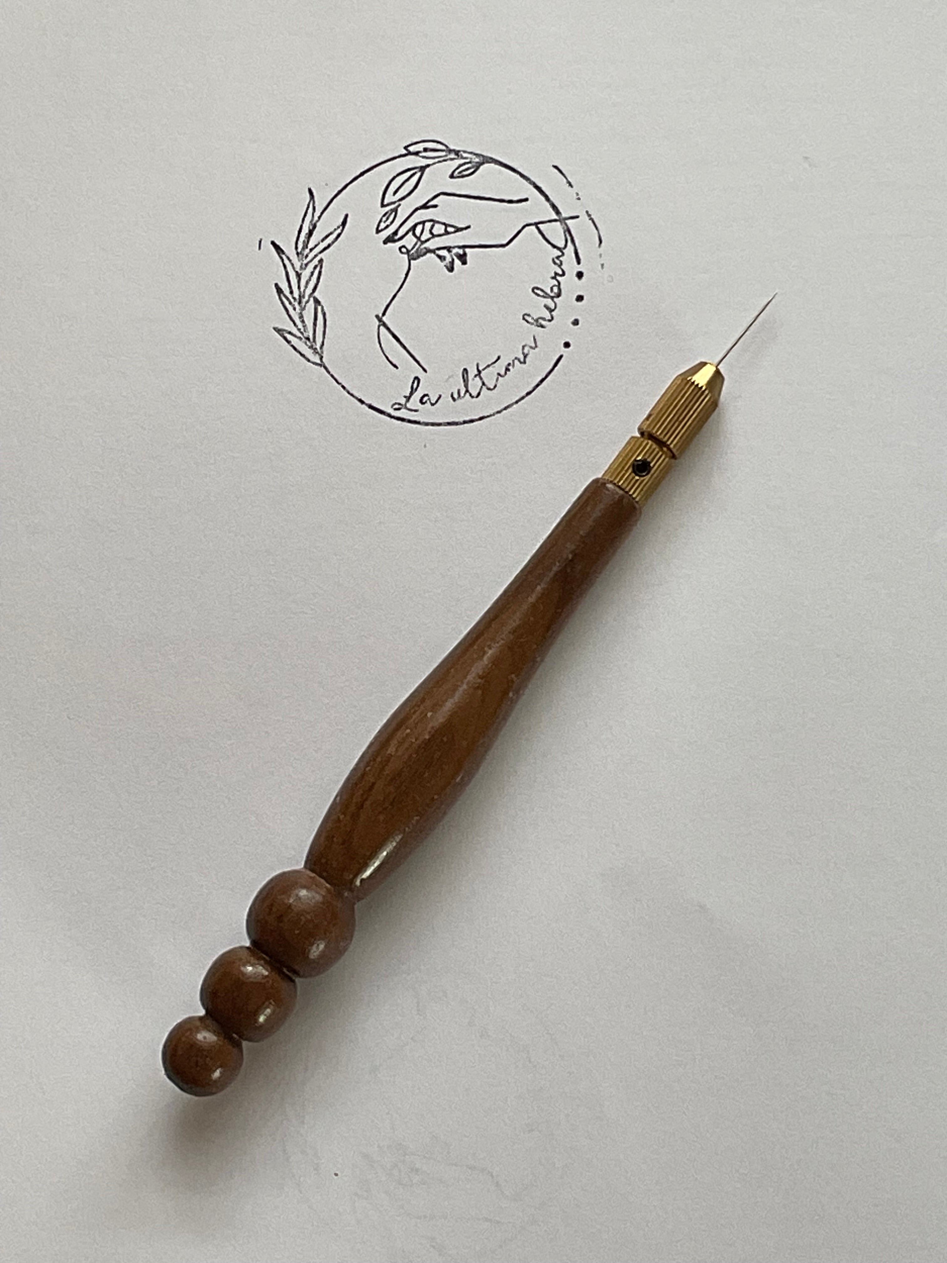 Aguja Luneville con Mango de Madera Boniga